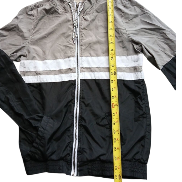 Zine Clothing Black and Gray‎ Hooded Windbreaker - Picture 4 of 7